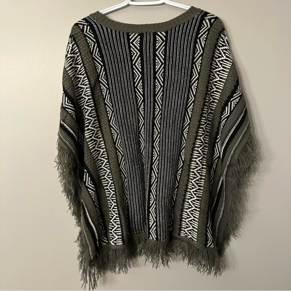 🔥 Guilty 2X Fringed Patterned Poncho with sleeves - Picture 6 of 6